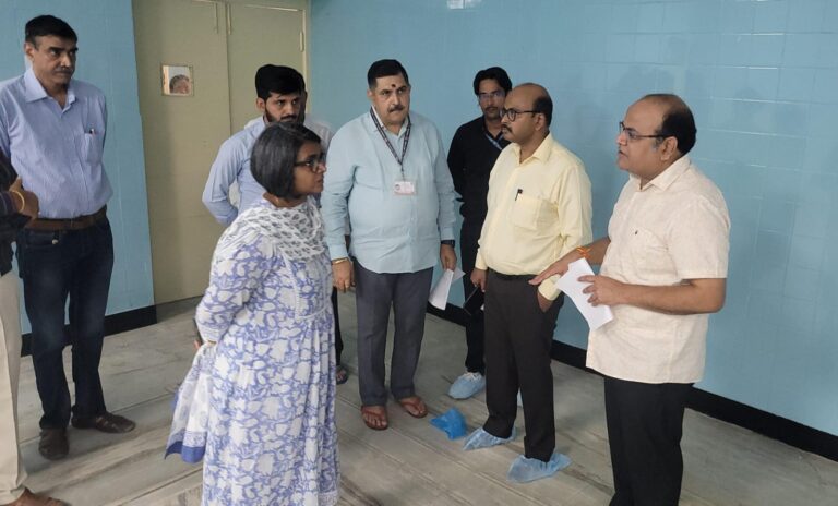 प्रभारी सचिव ने जिला कलेक्टर के साथ किया पीबीएम अस्पताल का औचक निरीक्षण