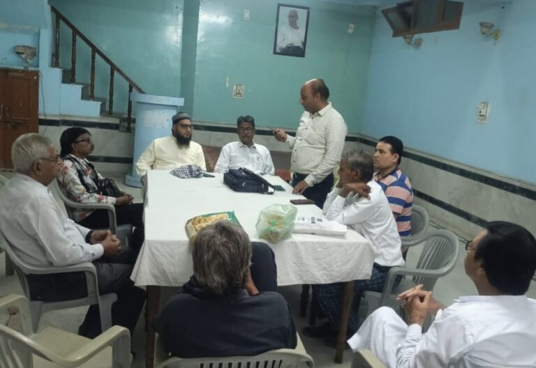 चेहरे की चमक देख के कहता है ज़मानादीवाने को महबूब का दीदार हुआ है