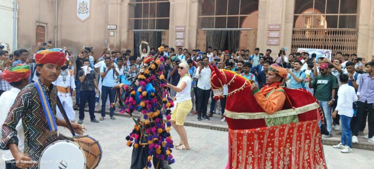 देशी विदेशी पर्यटकों के बीच हुआ सांस्कृतिक कार्यक्रम