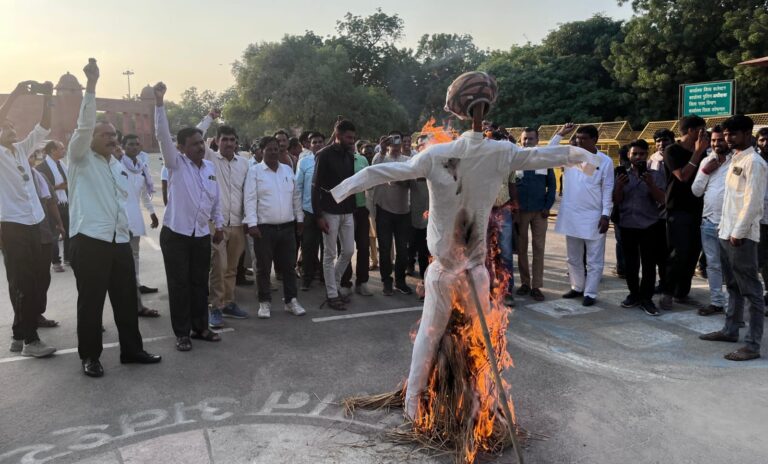 शिक्षकों ने शिक्षा मंत्री का पुतला फूंका पुतला