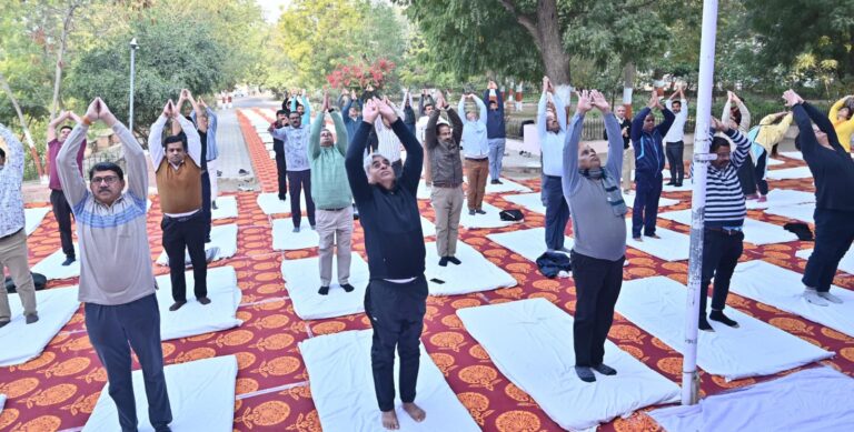 शिक्षा निदेशालय के कार्मिकों ने किया सूर्य नमस्कार