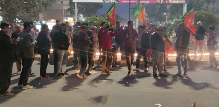 दिल्ली में भाजपा की जीत पर जेएनवी मूर्ति चौराहे पर मनाया जश्न