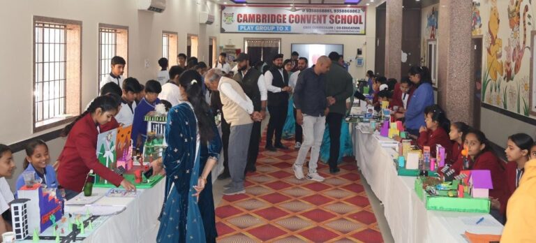 कैंब्रिज विद्यालय में हुआ विज्ञान प्रदर्शनी का आयोजन