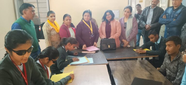 नेत्रहीन विद्यालय में विद्यार्थियों को करवाया भोजन