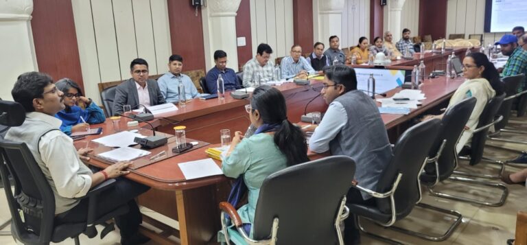 संभागीय आयुक्त ने महत्वपूर्ण विभागों के साथ ली बैठक