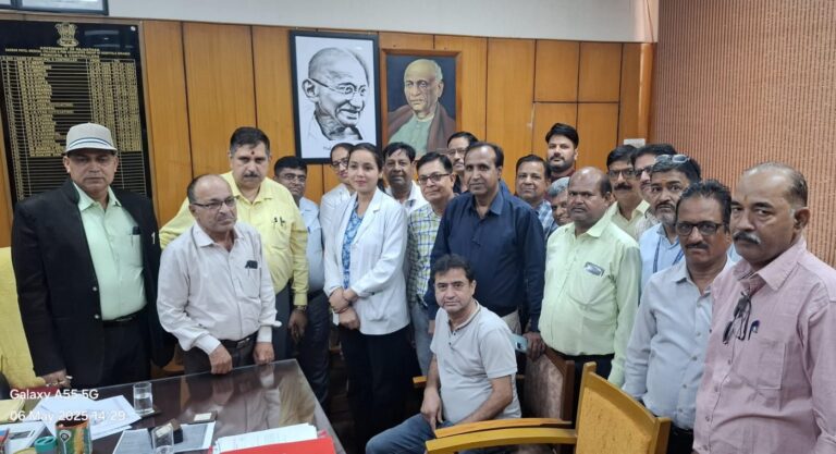 लेबोरेट्री टेक्निशियन कर्मचारी संघ ने प्राचार्य के सामने रखी पदोन्नति और स्थाईकरण की मांग