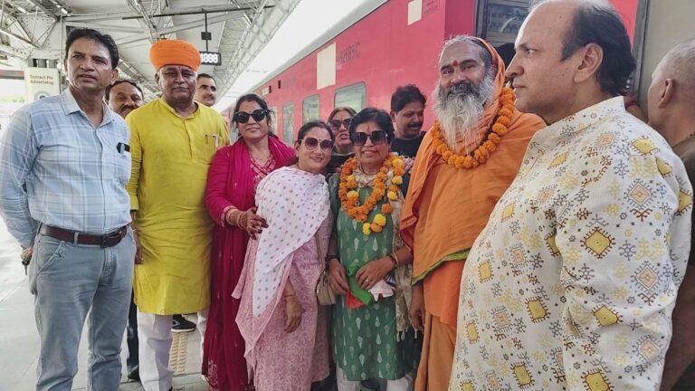 केदारनाथ व बद्रीनाथ के लिये दल रवाना हुआ