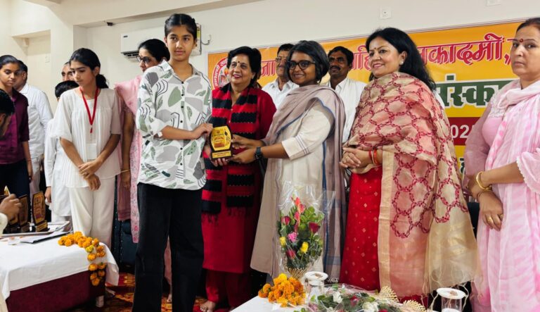 जीवन में अनुशासन अपनाने से भविष्य का उज्ज्वल होना तय- जिला कलेक्टर