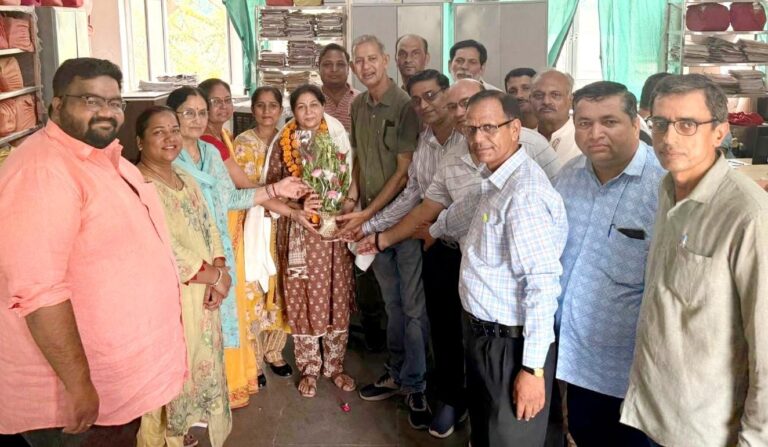 जिला शिक्षा अधिकारी बनने पर किया स्वागत