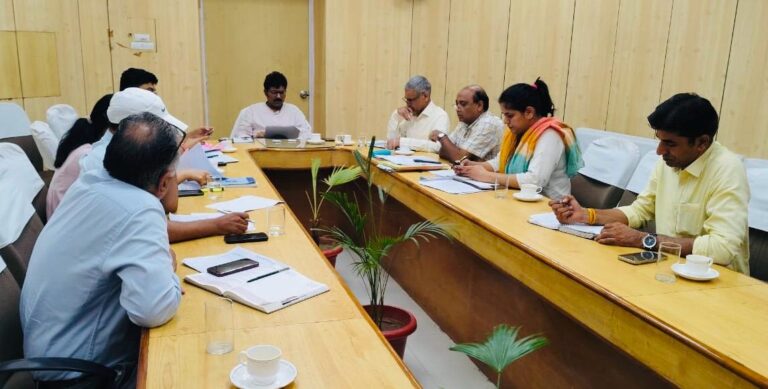 बार, होटल और मैरिज पैलेस में अन्य राज्यों की शराब बिकती मिले तो लाइसेंस करें रद्द – संभागीय आयुक्त