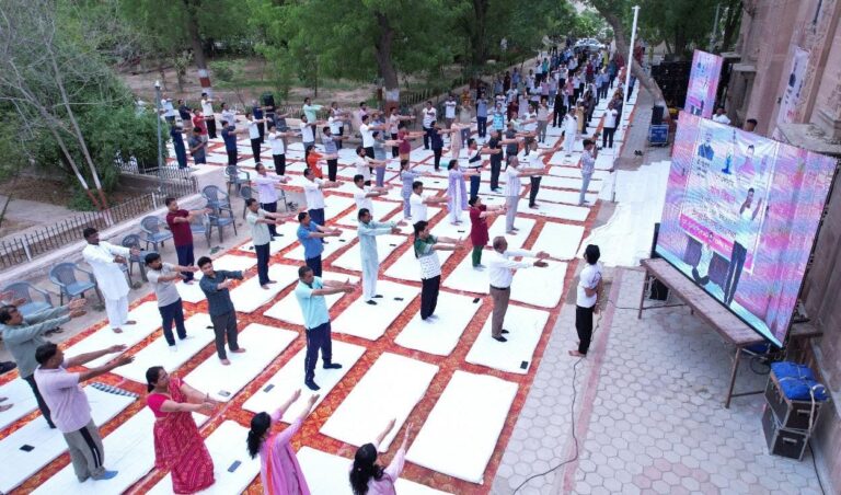 शिक्षा निदेशालय में किया सामूहिक योगाभ्यास