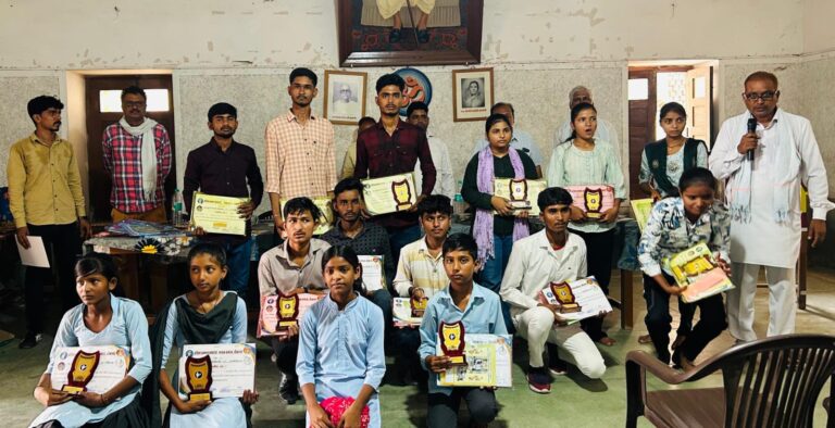 प्रतिभाशाली बच्चों और समाज के लोगों का किया सम्मान