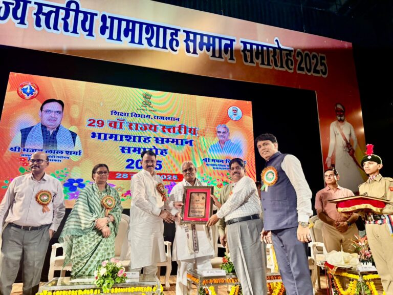 बीकानेर के डीडवानिया को शिक्षा विभूषण पुरस्कार से किया सम्मानित