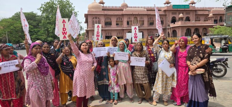 लखी तलाई क्षेत्र में गन्दगी के समाधान हेतु किया प्रदर्शन
