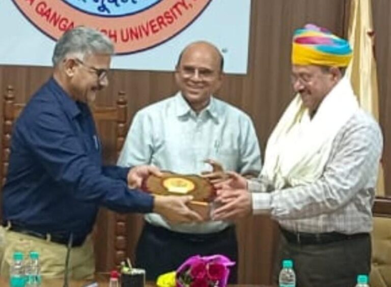 संभागीय आयुक्त  का महाराजा गंगा सिंह विश्वविद्यालय में किया अभिनन्दन
