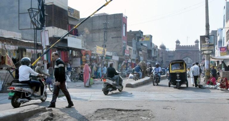 शहरी क्षेत्र में मोटर वाहनों की अधिकतम गति निर्धारित