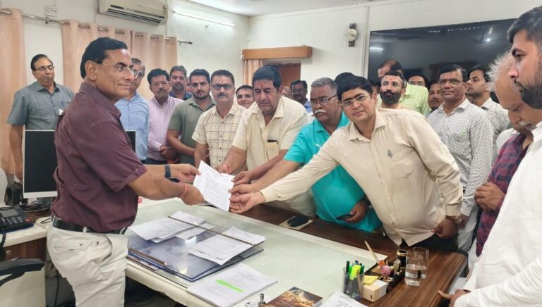शिक्षा निदेशालय के कर्मचारियों ने निदेशक का किया घेराव