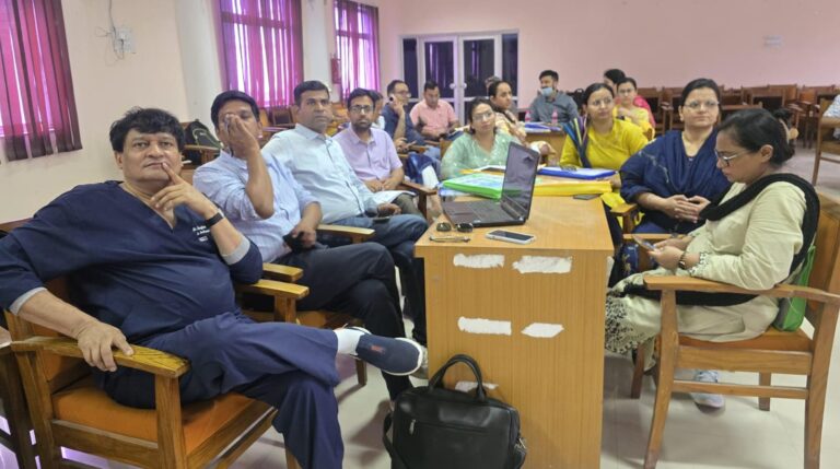 चिकित्सक शिक्षकों के लिए चल रहा प्रशिक्षण शिविर