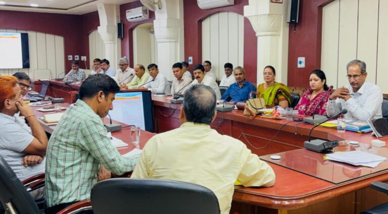 राज्य स्तर पर होने वाले सहकार एवं रोजगार उत्सव को लेकर जिला कलेक्टर ने ली बैठक