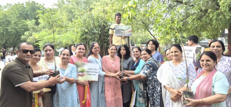 भ्रमण पथ पर किया वृक्ष वितरण