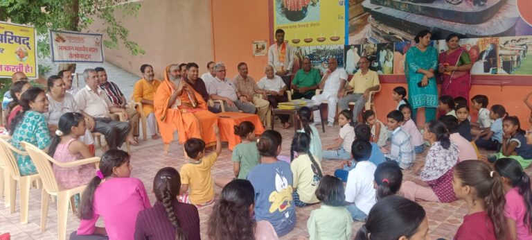 अहम व बुराईयों से दूर रहते हुये माता-पिता व गूरुजनो का करें सम्मान- स्वामी विमर्शानन्द महाराज