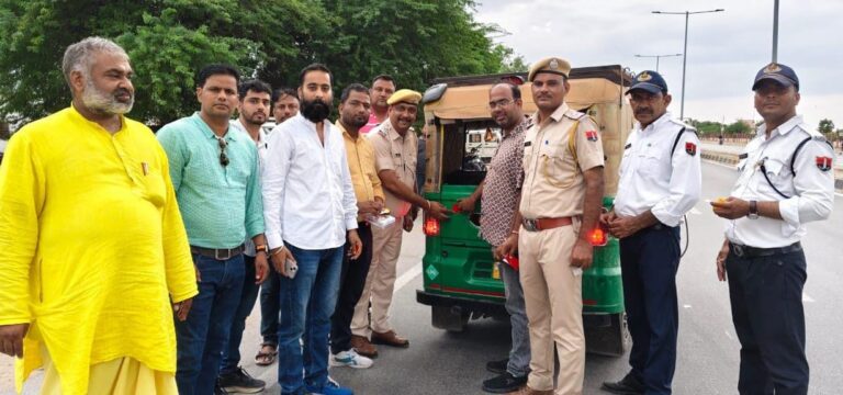 यातायात पुलिस ने गाड़ियों के लगाए रिफ्लेक्टर