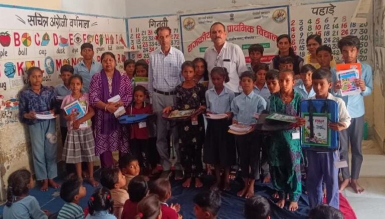 स्कूली बच्चों को 12:00 शिक्षण सहायक सामग्री का वितरण