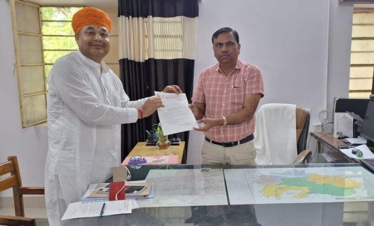 ट्यूबवेल स्वीकृति के लिए दिया ज्ञापन