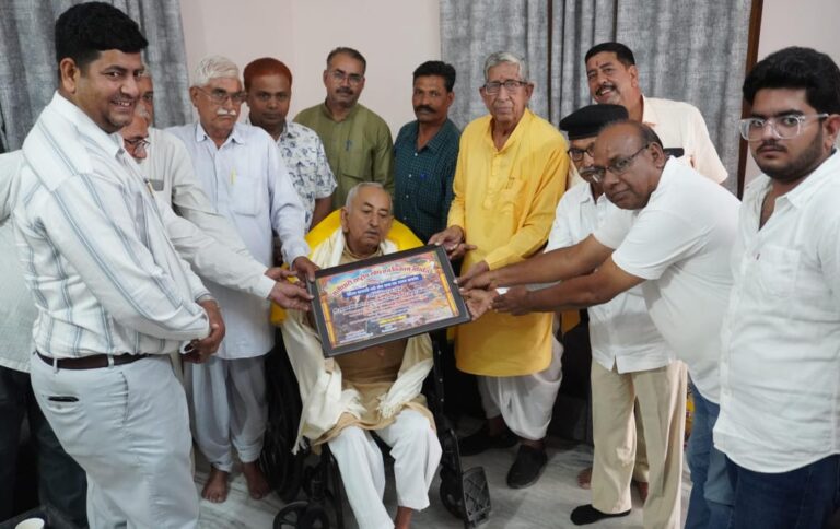 भाटी को वैदिक सरस्वती नदी शोध पुरोधा अलंकरण भेंट