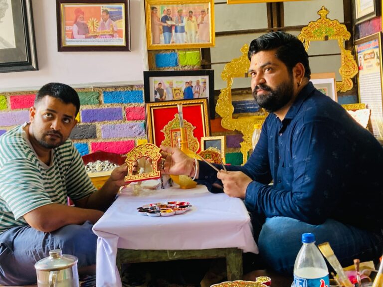 श्रीलंका से आए कलाकार सीख रहे हैं उस्ता कला