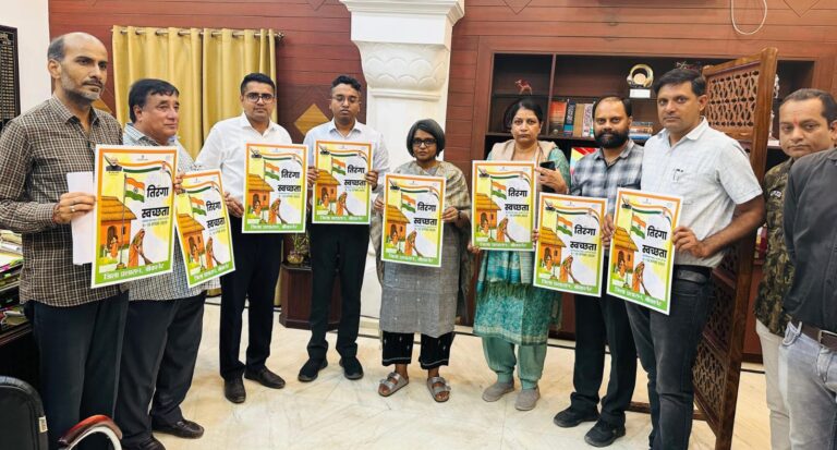 हर घर तिरंगा, हर घर स्वच्छताः स्वतंत्रता के रंग, स्वच्छता के संग’ जिला कलक्टर ने किया पोस्टर का विमोचन