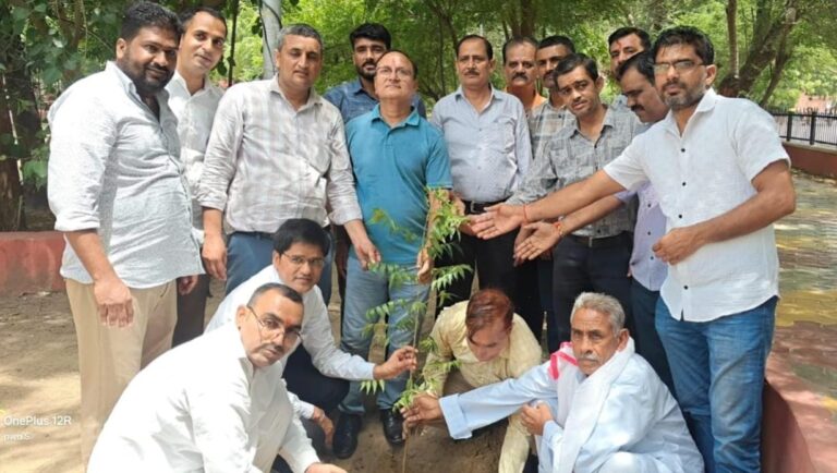 विश्व आदिवासी दिवस पर किया पौधारोपण