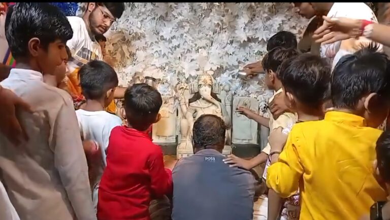 बाल भक्तों ने किया आदि गणेश का अभिषेक