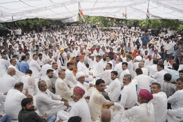 पूर्व मंत्री भाटी के नेतृत्व में किसानों ने दिया धरना