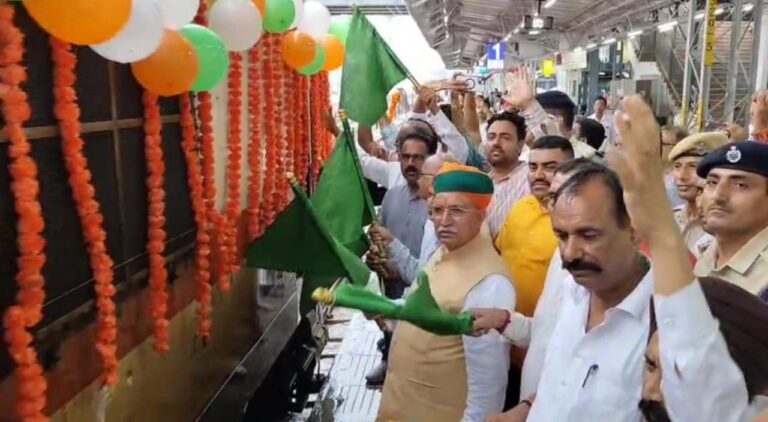 दादर- लालगढ़ एक्सप्रेस के हनुमानगढ़ तक विस्तारित रेल सेवा का केन्द्रीय मंत्री मेघवाल ने किया शुभारंभ