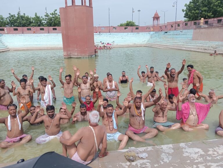 धरणीधर तालाब पर श्रावणी कर्म हुआ शुरू