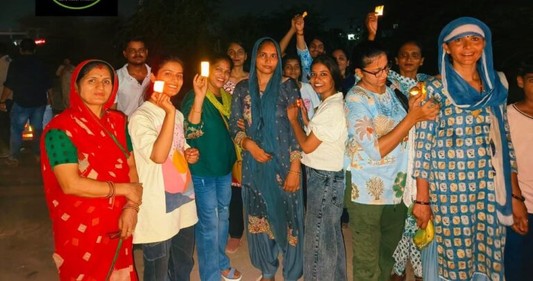पूनरासर मेले में श्रद्धालुओं के बैग और वाहनों पर लगाए गए रेडियम स्टिकर