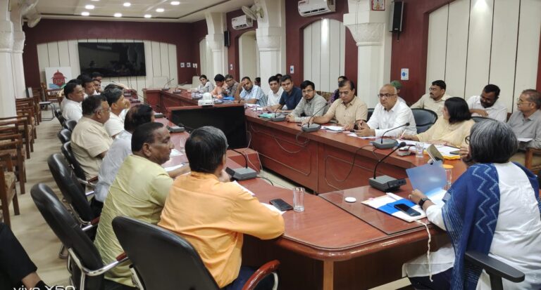 दिवाली से पूर्व रोड़ लाइट व सड़क पेचवर्क का कार्य पूर्ण करें- जिला कलेक्टर