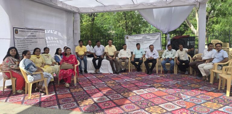 मेडिकल कॉलेज में चिकित्सक शिक्षकों का धरना