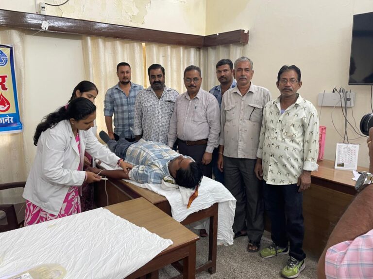 कर्मचारियों ने स्वप्रेरणा से 62 यूनिट किया रक्तदान