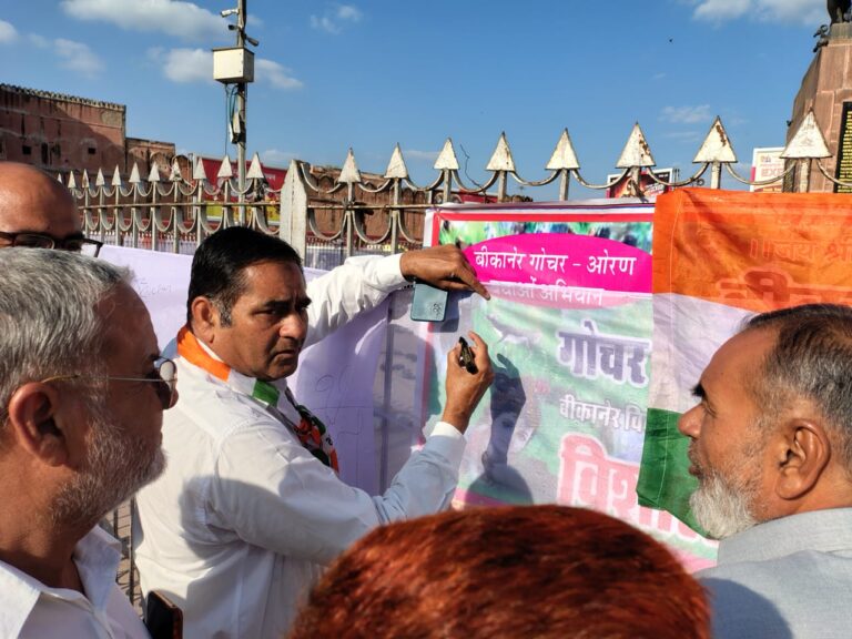 500 मीटर कपड़े पर शुरू किया हस्ताक्षर अभियान