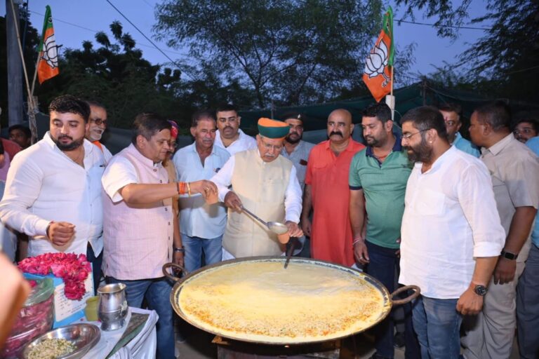 सेवा पखवाड़ा में कढ़ाई दूध का वितरण किया