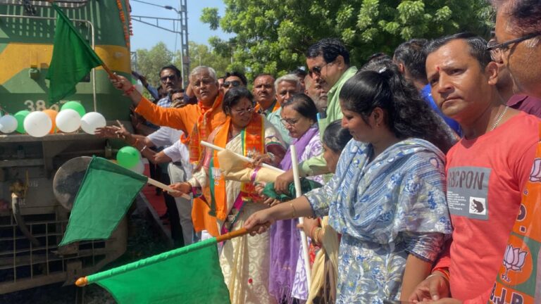 ढोल-नगाड़ों की थाप और जयकारों के बीच रामेश्वरम-मदुरई के लिए रवाना हुए तीर्थ यात्री