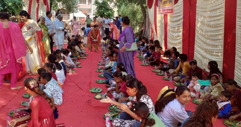 वृंदावन पार्क परिवार द्वारा 200 से अधिक कन्याओं का किया पूजन