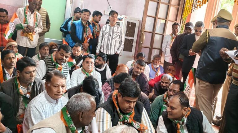 शहर की समस्याओं को लेकर आयुक्त को दिया ज्ञापन