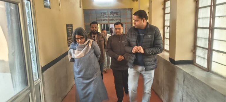 जिला कलेक्टर ने जिला अस्पताल का किया औचक निरीक्षण