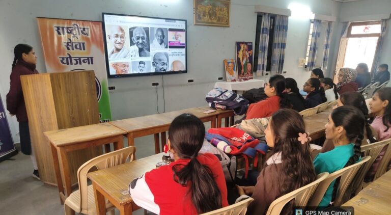 दो मिनट का मौन रखकर गांधीजी और सभी शहीदों को श्रद्धांजलि