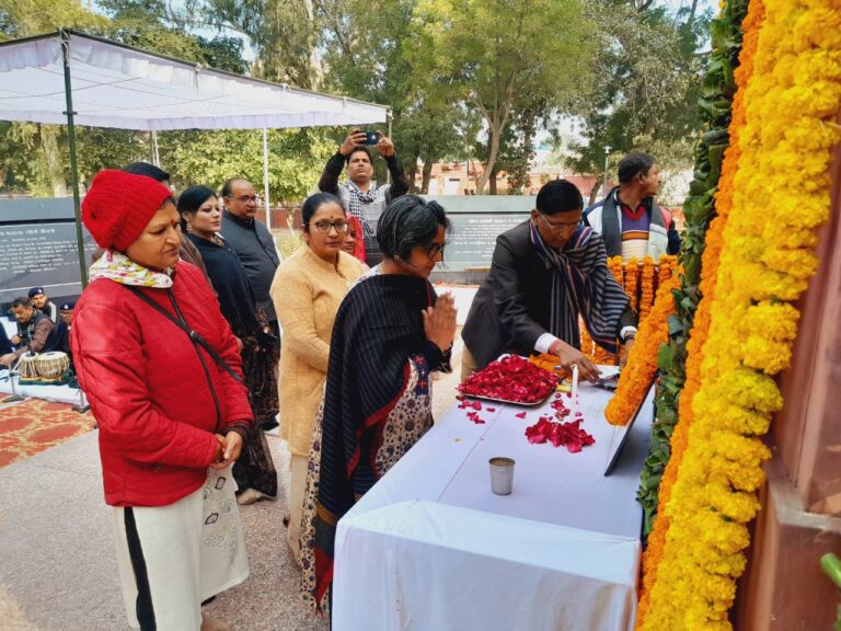 दो मिनट मौन रख दी श्रद्धांजलि, कुष्ठ के विरुद्ध जागरूकता की ली शपथ