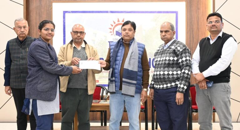 विद्यार्थियों को किया छात्रवृत्ति का वितरण