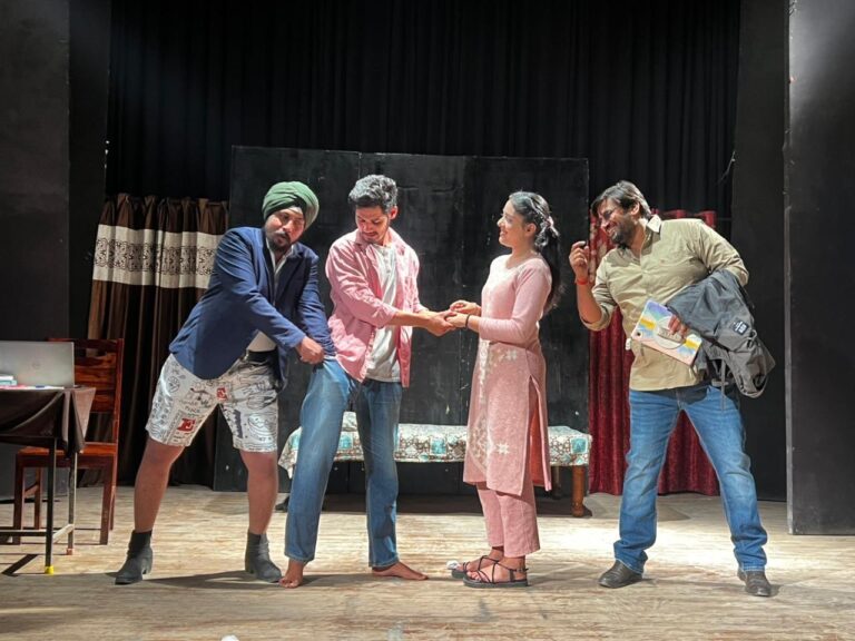 भीतर व बाहर की कश्मकश दिखा गया नाटक ‘खिड़की’